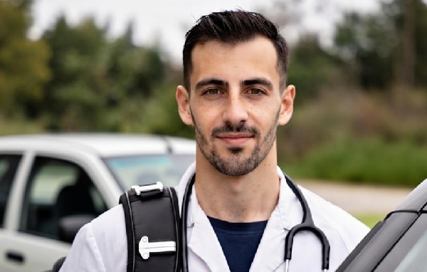 پزشک در محل بیمار